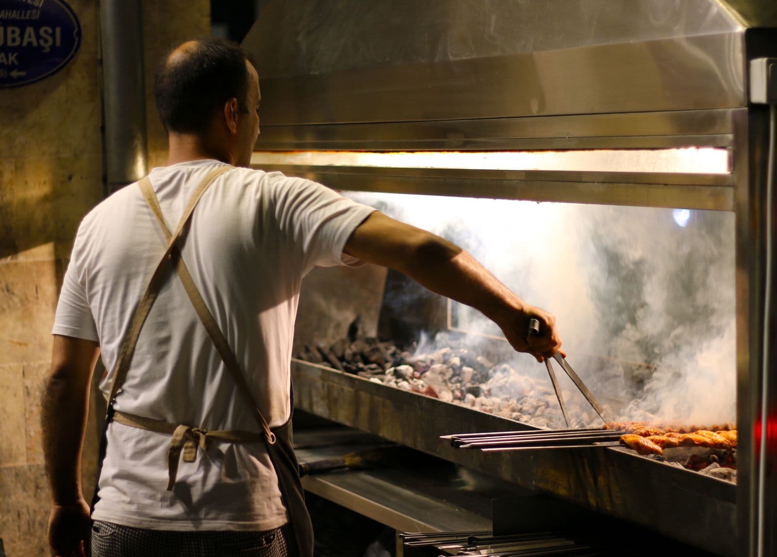 Mehmet Ateş, Gründer von Ateş Feuerdöner, am Grill