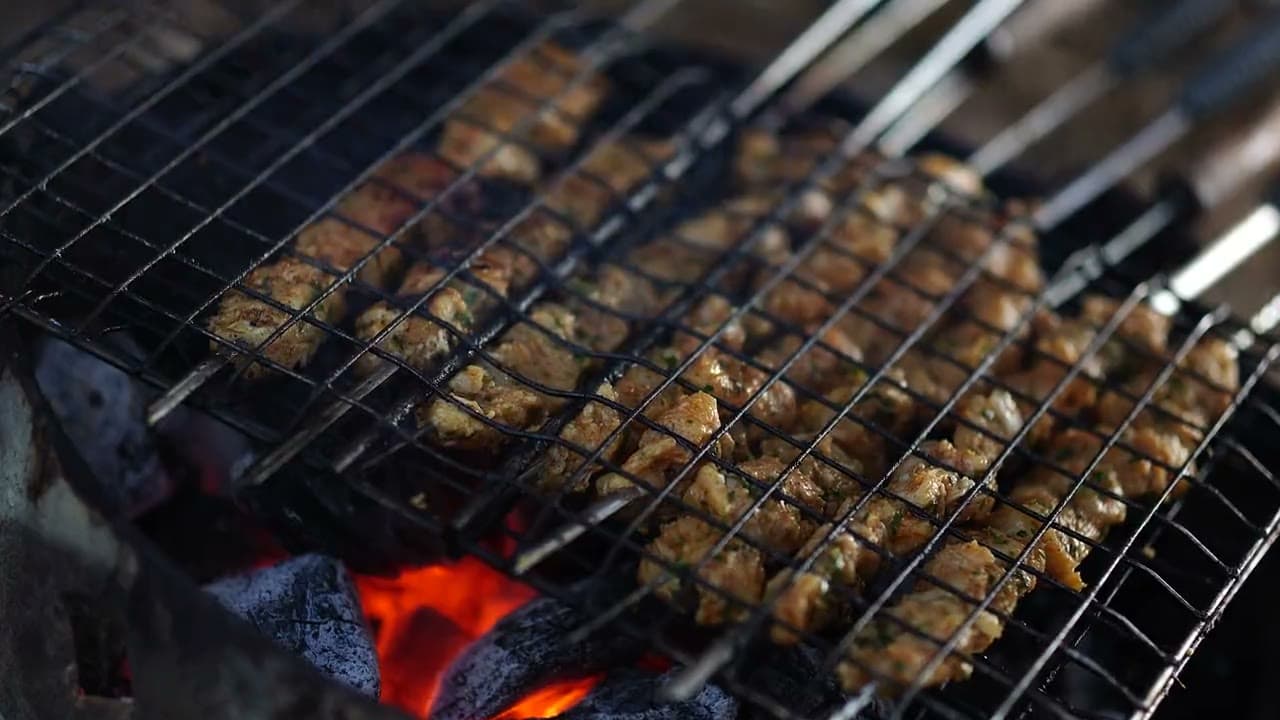 Fleisch über glühender Holzkohle