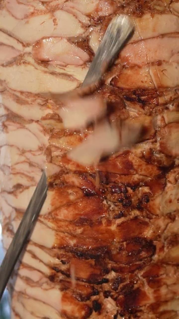 Frisch vom Spieß geschnitten